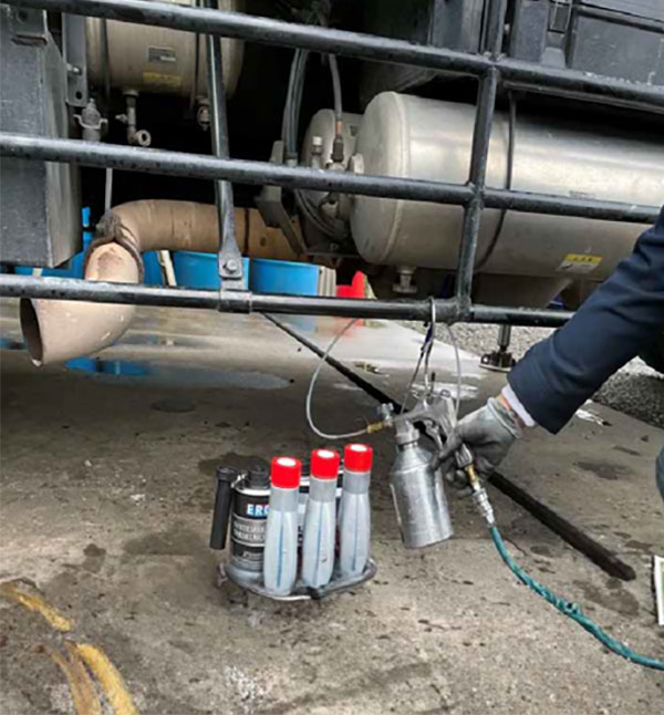 エンジンクリーニングを施工している様子のイメージ画像