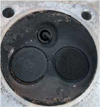 施工前のカーボンが固着したピストン